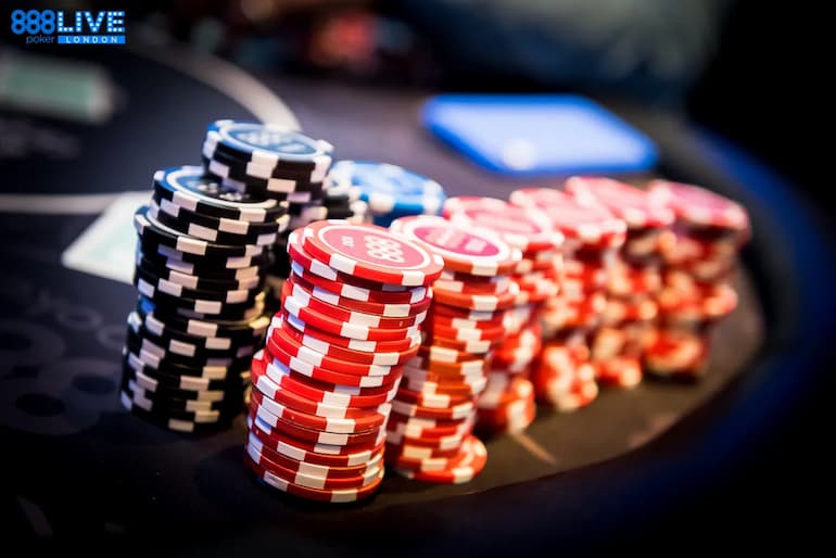 Come giocare a poker quando la posta in palio è alta: la strategia per i tornei